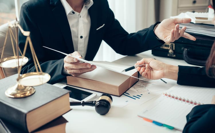 Médiateur de justice avec 2 clients